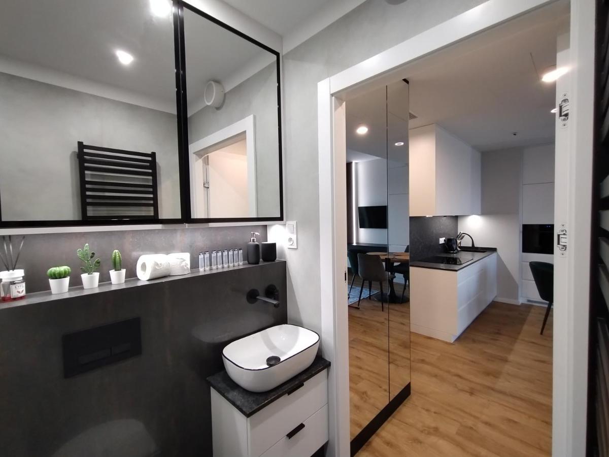 Wola Tower Deluxe Separate Bedroom With Free Garage - By Perfect Apart Warsaw Ngoại thất bức ảnh